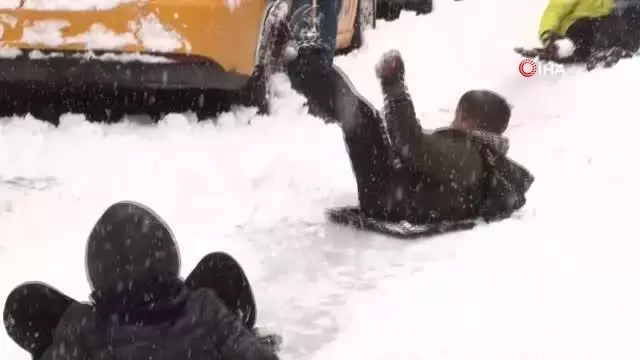 Kar çocukların cümbüşü oldu... Fırın tepsisiyle kayan çocuklar kar tatilinin tadını çıkardı