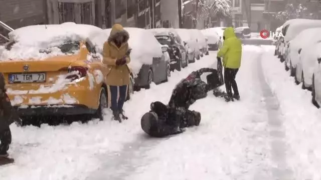 Kar çocukların cümbüşü oldu... Fırın tepsisiyle kayan çocuklar kar tatilinin tadını çıkardı