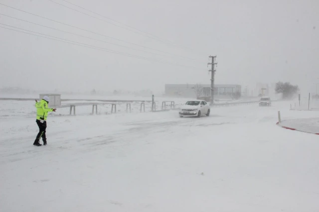 Kar fırtınası Karaman-Mersin karayolunu ulaşıma kapattı