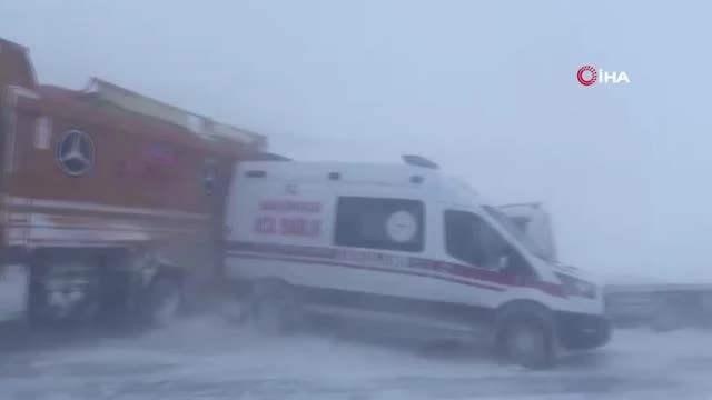 Karlı yolda kayan araçlar ambulansa çarptı