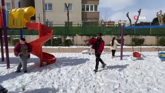 Kartal'da karın keyfini çocuklar çıkardı: kartopu oynayıp kardan adam yaptılar