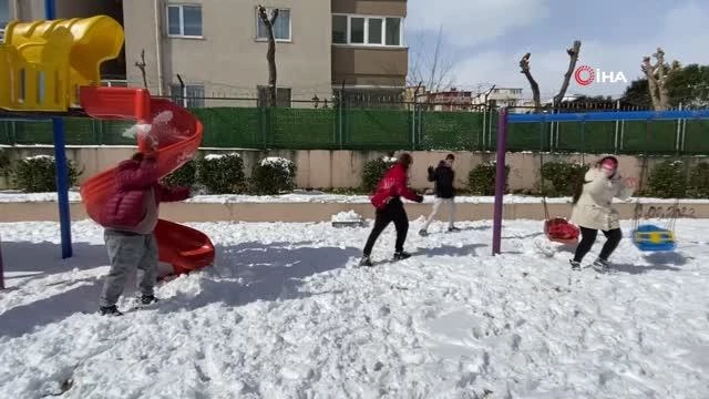 Kartal'da karın keyfini çocuklar çıkardı: kartopu oynayıp kardan adam yaptılar