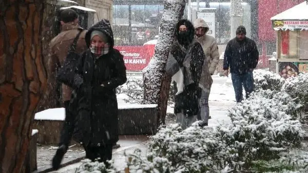 KOCAELİ'DE KAR YAĞIŞI TESİRLİ OLUYOR