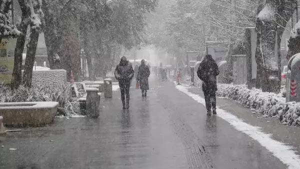 KOCAELİ'DE KAR YAĞIŞI TESİRLİ OLUYOR