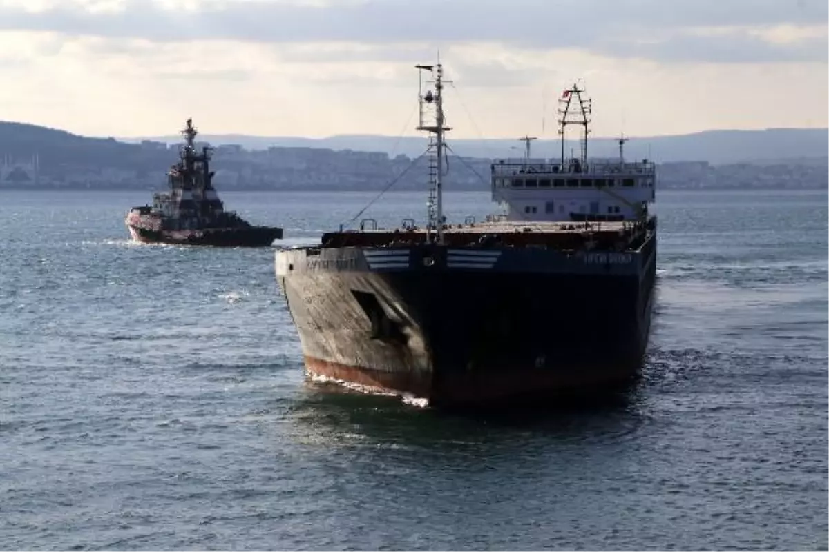Mısır yüklü gemi Çanakkale Boğazı'nda karaya oturdu (2)