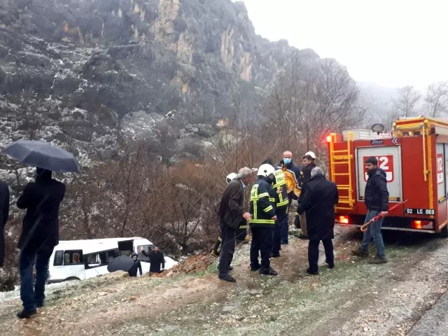 Öğrenci servisi şarampole devrildi: 10 yaralı