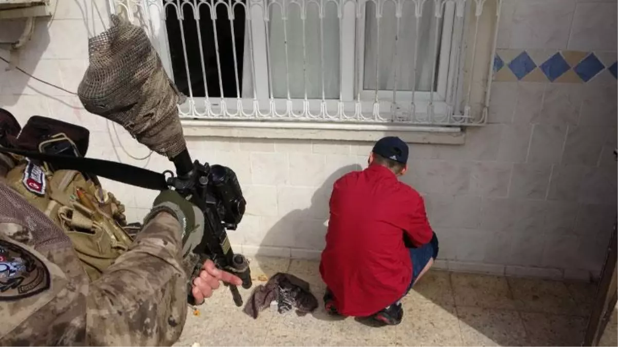 Evinde uyuşturucu madde bulunan satıcı oturup çocuk gibi ağladı