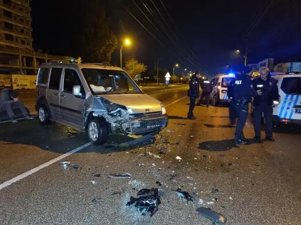 Son Dakika | Polisten kaçtıkları arabayla aksi şeride giren şüpheliler, kazaya neden oldu: 1 gözaltı