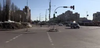 Şehir savaşına hazırlanan Ukraynalılar başkentin etrafına hendek kazıyor