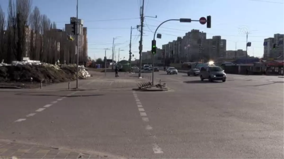 Şehir savaşına hazırlanan Ukraynalılar başkentin etrafına hendek kazıyor