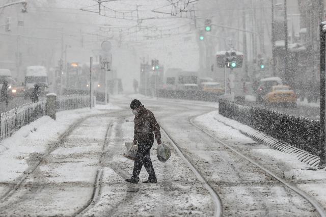 Son Dakika! Meteoroloji'den İstanbul için yeni uyarı: Kar yağışı yarın akşam saatlerinden itibaren etkisini artıracak
