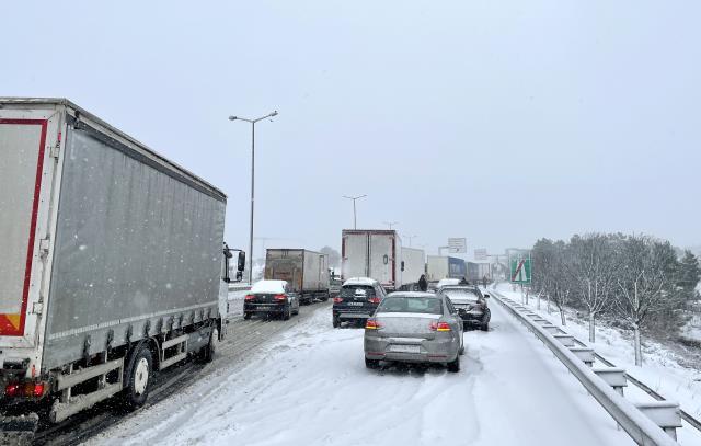 Son Dakika! Meteoroloji'den İstanbul için yeni uyarı: Kar yağışı yarın akşam saatlerinden itibaren etkisini artıracak