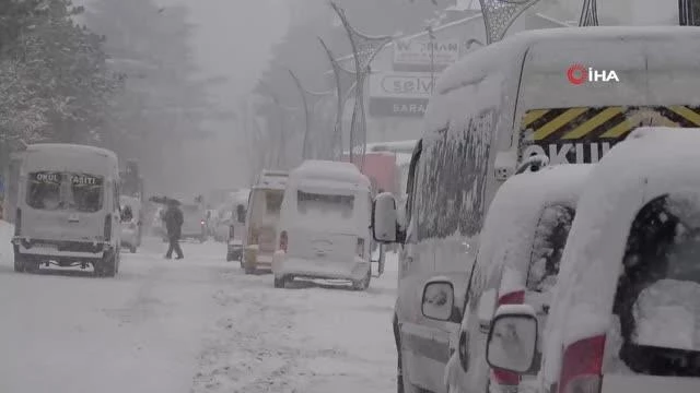 Tatvan'da kar yağışı... 35 köy yolu ulaşıma kapanırken okullar ise tatil edildi