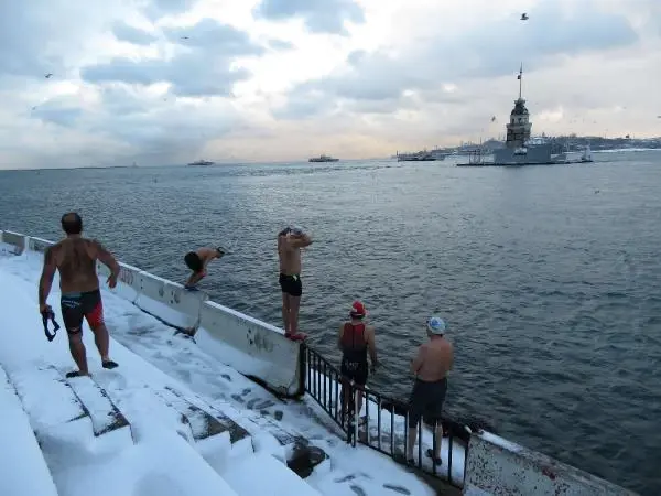 İstanbul'da 5 kişilik bir grup dondurucu soğuğa rağmen denize girip yüzdü