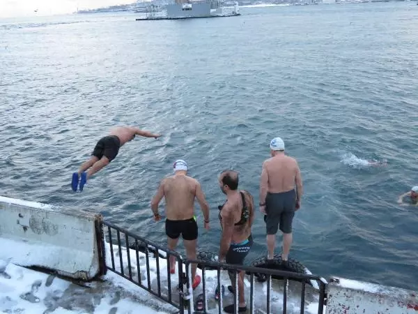 İstanbul'da 5 kişilik bir küme dondurucu soğuğa karşın denize girip yüzdü