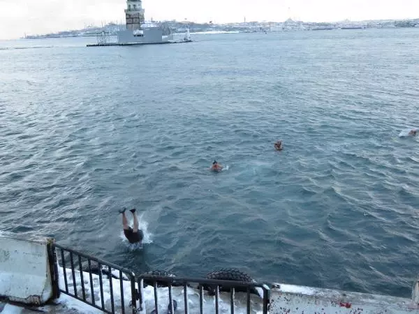 İstanbul'da 5 kişilik bir küme dondurucu soğuğa karşın denize girip yüzdü