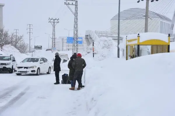 Van ve Bitlis'te 445 yerleşim yerinin yolu ulaşıma kapandı