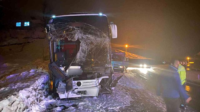 yolcu otobusu buzlu yolda 500 metre kaydi 25 2 14790608 o