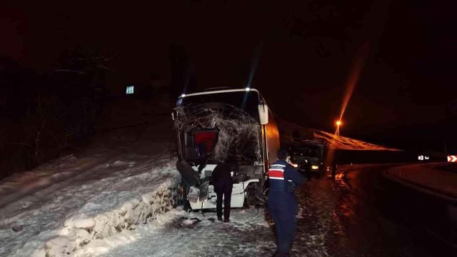 yolcu otobusu buzlu yolda 500 metre kaydi 25 4 14790608 o