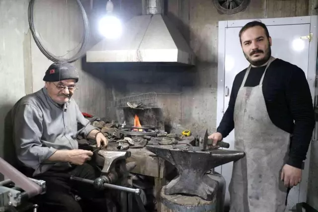 Sivaslı usta yarım asırdır bıçak yapıyor! 71 farklı basamaktan geçirip Türkiye'nin dört bir yanına gönderiyor