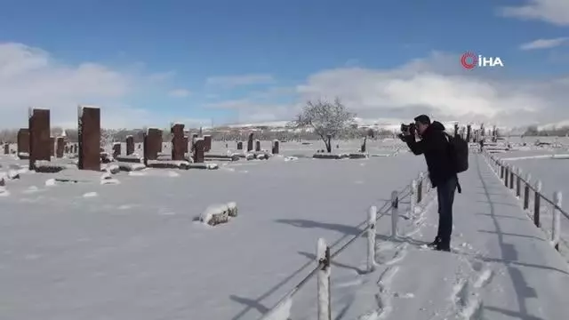 Ahlat'ın tarihi yerlerinde kartpostallık kar imajları