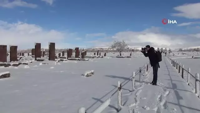 Ahlat'ın tarihi yerlerinde kartpostallık kar imajları