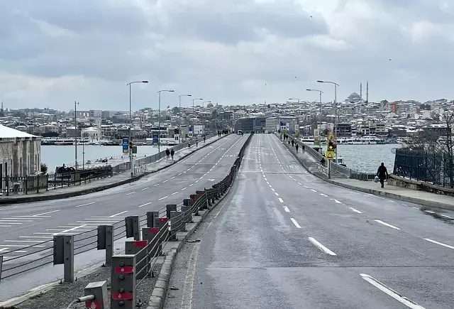 Unkapanı Köprüsü'nde ikinci tehlike! İrtibat yerleri tekrar ayrıldı, trafik durdu