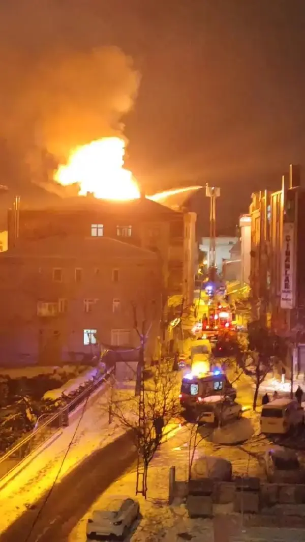İstanbul'un göbeğinde korku dolu gece! Alevlerin sardığı binada yaşanan patlama saniye saniye kamerada