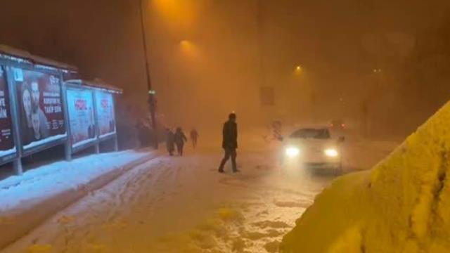 Beşiktaş'ta kar yağışı etkisini artırdı, bazı vatandaşlar yolda mahsur kaldı