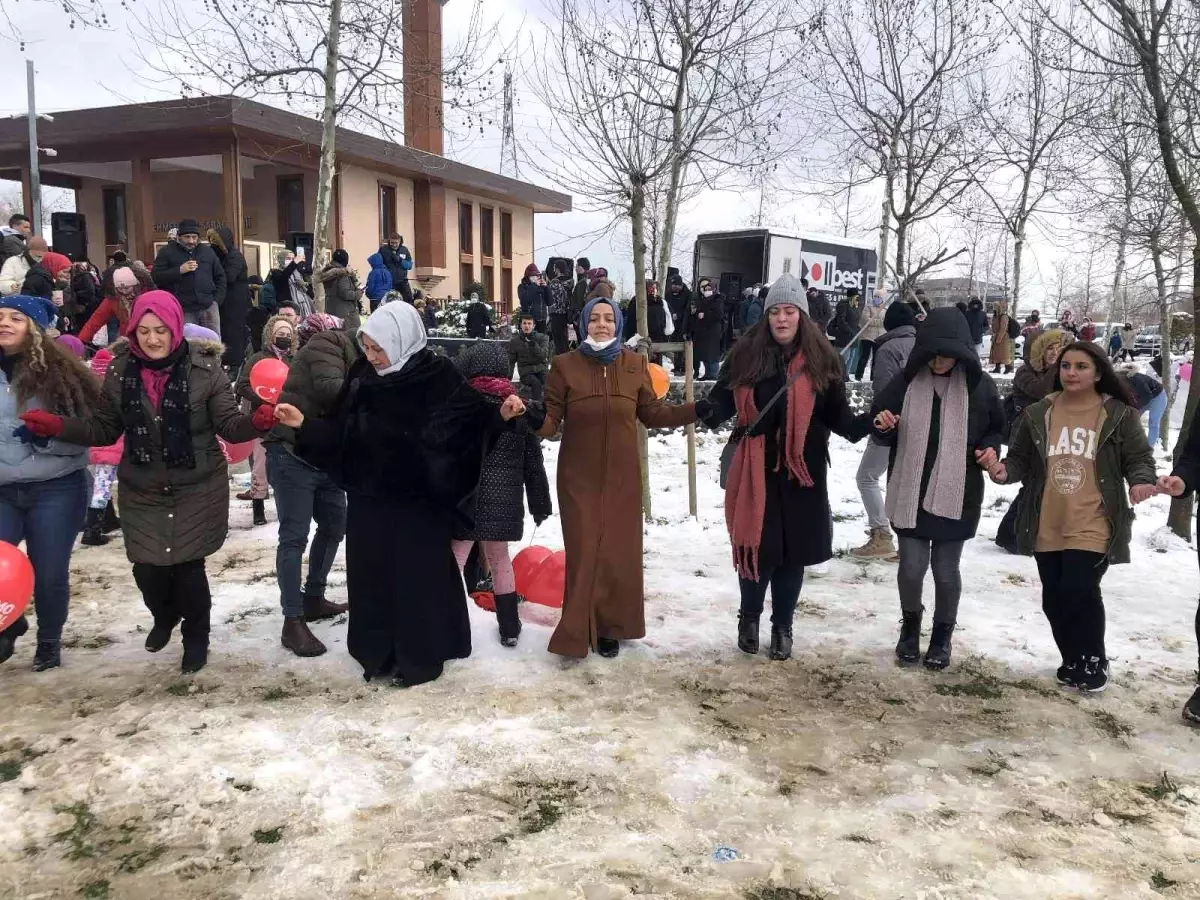 Esenler'de vatandaşlar karın tadını kestane şenliğiyle çıkardı