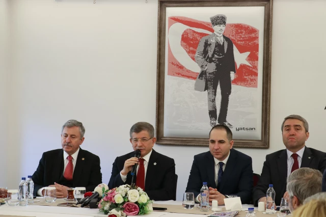 Gelecek Partisi Genel Lideri Davutoğlu, basın mensuplarıyla bir ortaya geldi