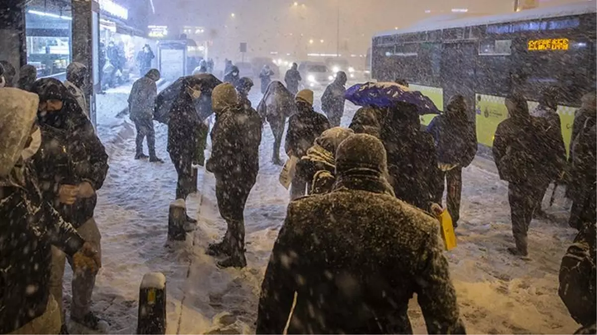 İstanbul'da şiddetini artıran kar yağışı yarın da sürecek mi? Ekrem İmamoğlu'ndan yeni uyarı