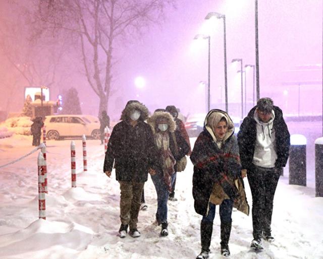 Şiddetini artıran kar yağışı İstanbul'u kısa müddette beyaza bürüdü! İşte megakentten kar görüntüleri