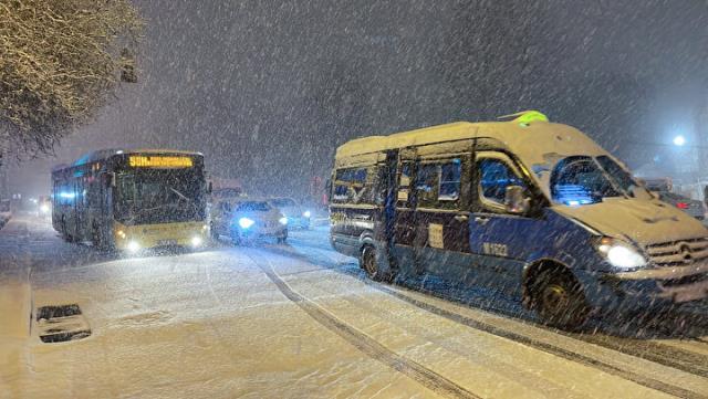 Şiddetini artıran kar yağışı İstanbul'u kısa müddette beyaza bürüdü! İşte megakentten kar görüntüleri