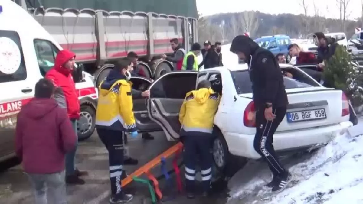 Kamyonla çarpışan otomobildeki 4 kişi yaralandı