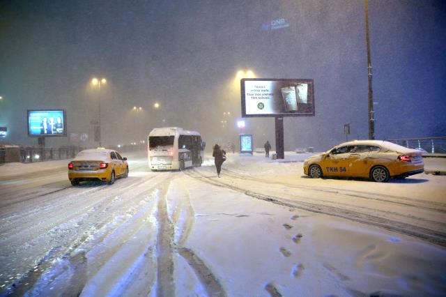 Kar yağışı İstanbul'da tesirini artırdı, şoförler ilerlemekte zahmet çekti