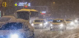 Kar yağışı İstanbul'da etkisini artırdı, sürücüler ilerlemekte güçlük çekti