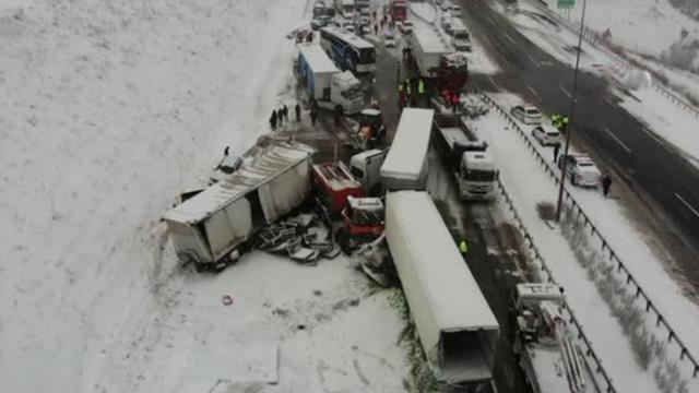 Kayganlaşan Kuzey Marmara Otoyolu'nda feci kaza! Tırlar birbirine girdi, yol tamamen kapatıldı Kayganlaşan Kuzey Marmara Otoyolu'nda feci kaza! Tırlar birbirine girdi, yol tamamen kapatıldı