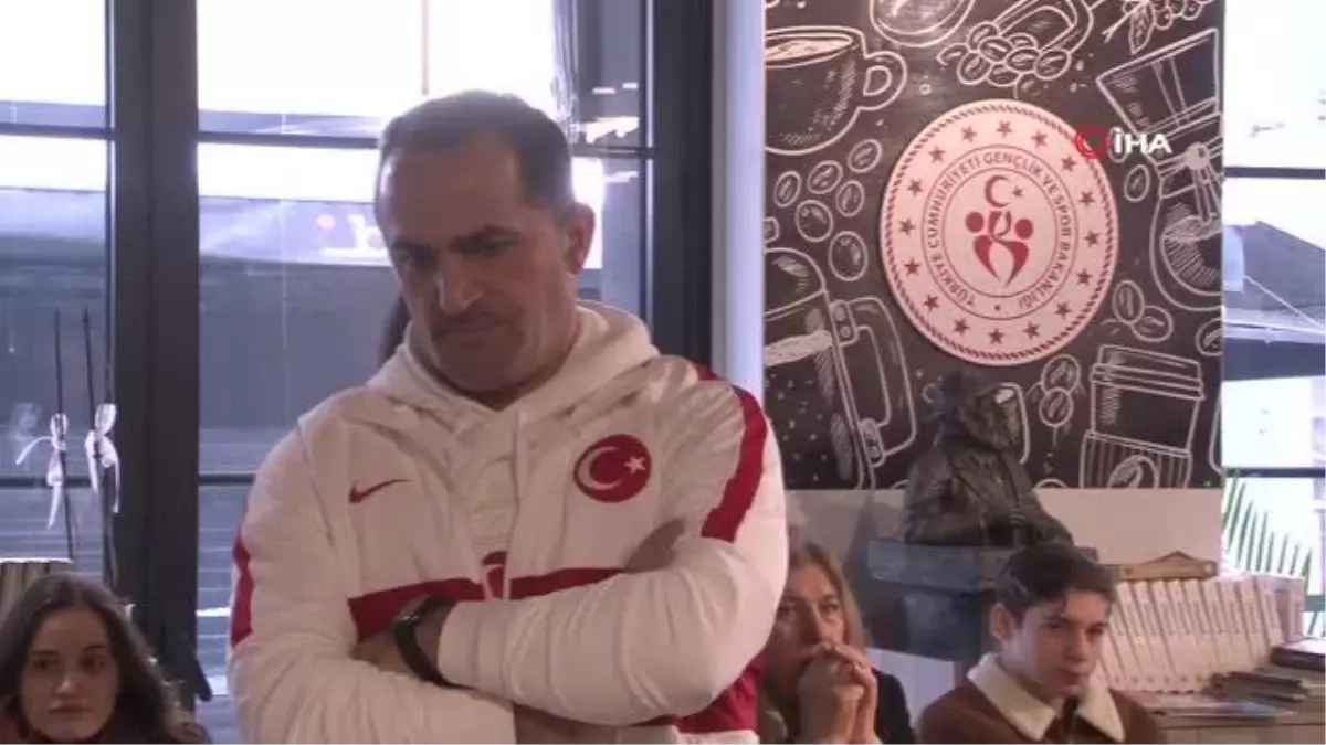 Milli sporcular gençlerle İstiklal Marşı'nı okudu