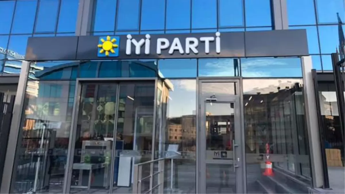 AK Parti'den istifa eden 200 kişi İYİ Parti'ye katıldı