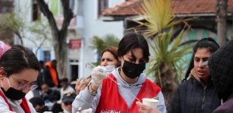 Gönüllüler İzmir'de sıcak çorba dağıttı