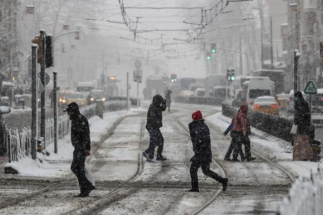 İstanbul karlar altında! Megakent beyaz örtüyle kaplandı, ihtarlar arka arda geliyor