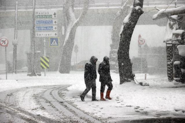 İstanbul karlar altında! Megakent beyaz örtüyle kaplandı, ihtarlar arka arda geliyor