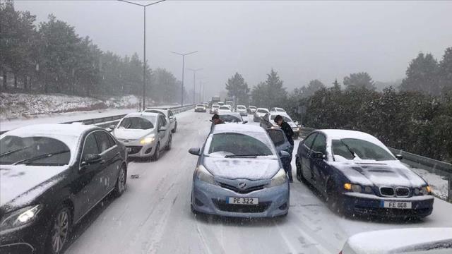 Yıllar sonra beyaza bürünen Kıbrıs'ta vatandaşlar karın keyfini çıkardı