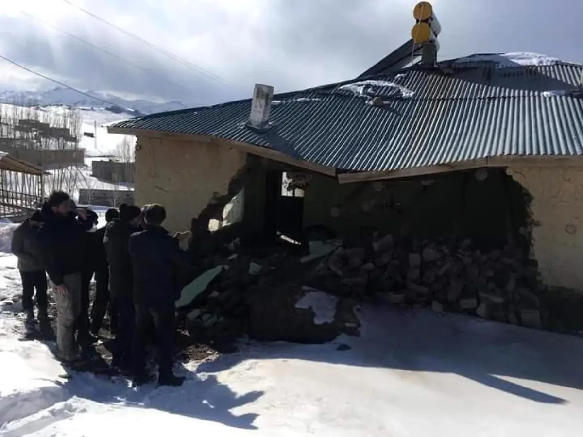 Özalp'te bir ev kısmen çöktü