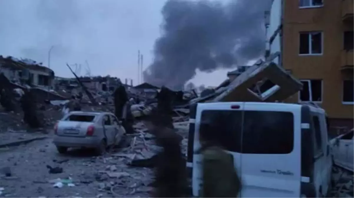 Son dakika: Dünya diken üstünde! Rusya'nın onlarca füzeyle vurduğu NATO eğitim üssünde 35 kişi öldü