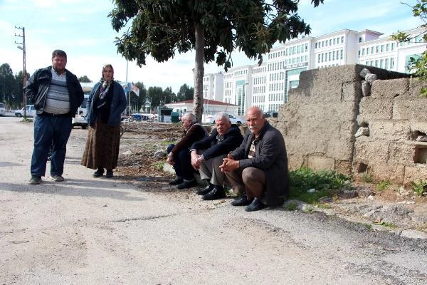 Adana'da 'kentsel dönüşüm' reaksiyonu: Zorla konutumuzdan numune örnekleri alındı