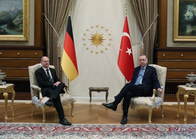 Almanya Başbakanı Olaf Scholz birinci kere Türkiye'de! Bacak bacak üstüne atarken bir oldukça zorlandı