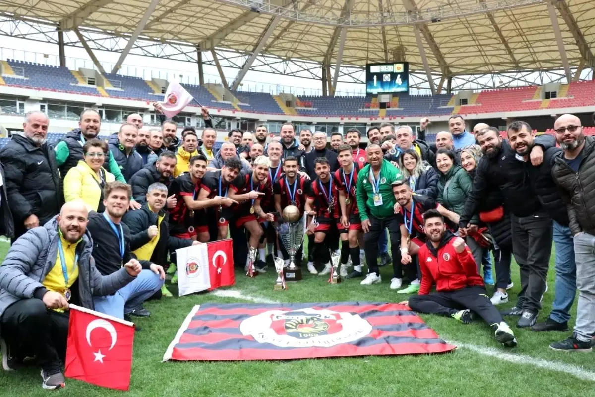 Gölcük İşitme Engelliler Spor Kulübü şampiyonluk kupasını aldı