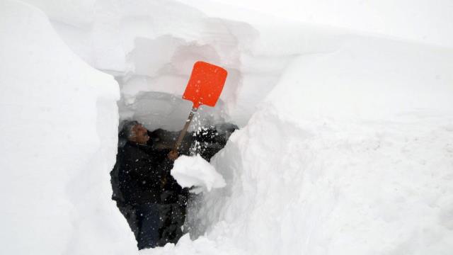 Manzara Türkiye'den! Kar kalınlığı 2 metreyi buldu, köylüler konutlarından tünel açarak çıktı